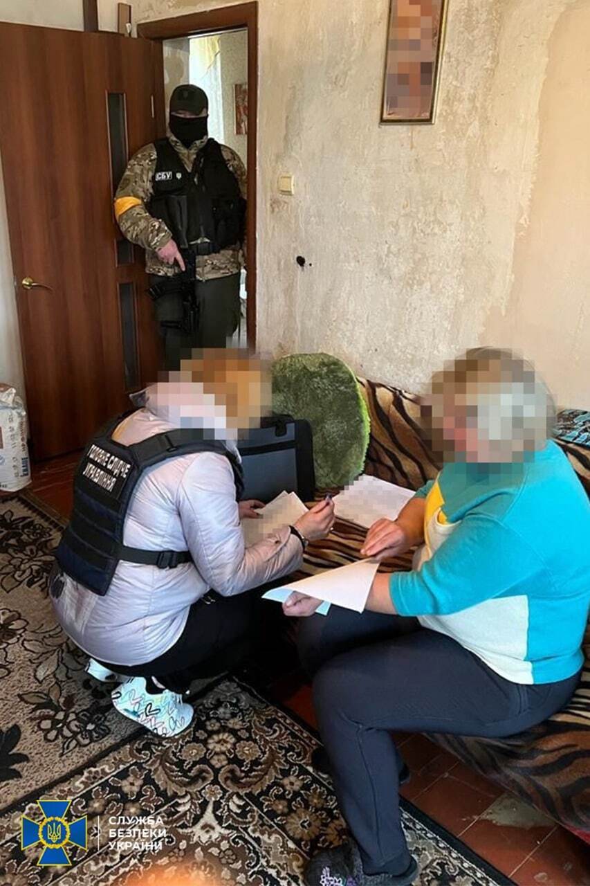 СБУ затримала колаборантку, яка очолювала окупаційну ''Роспошту'' на Харківщині: їй повідомлено про підозру. Фото 