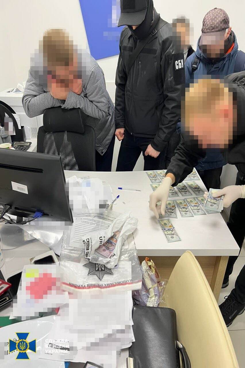СБУ задержала депутата ОПЗЖ и руководителя филиала банка в Киеве, которые предлагали призывникам бежать за границу. Фото