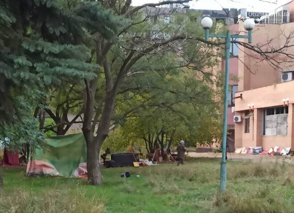 В оккупированном Мариуполе люди все еще живут в палатках: их оставили без жилья захватчики. Фото