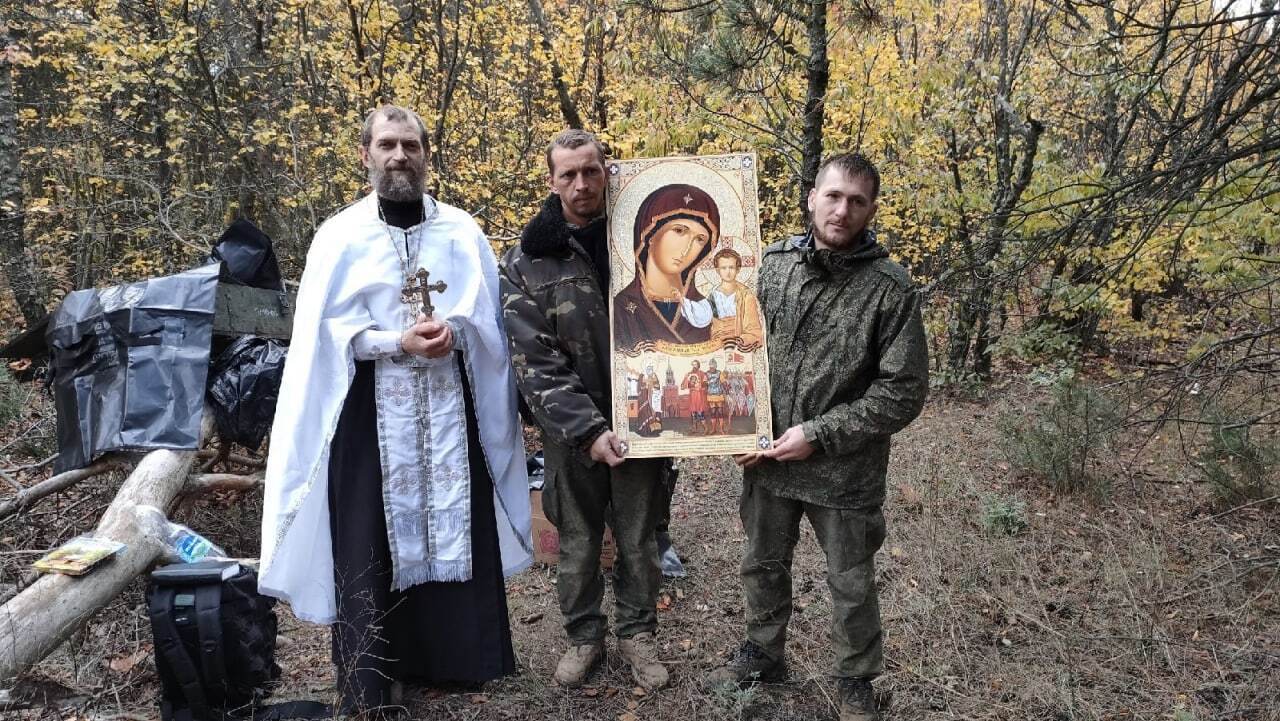 Российский священник окрестил оккупантов с помощью мешков для тел погибших и назвал это ''символизмом''. Фото