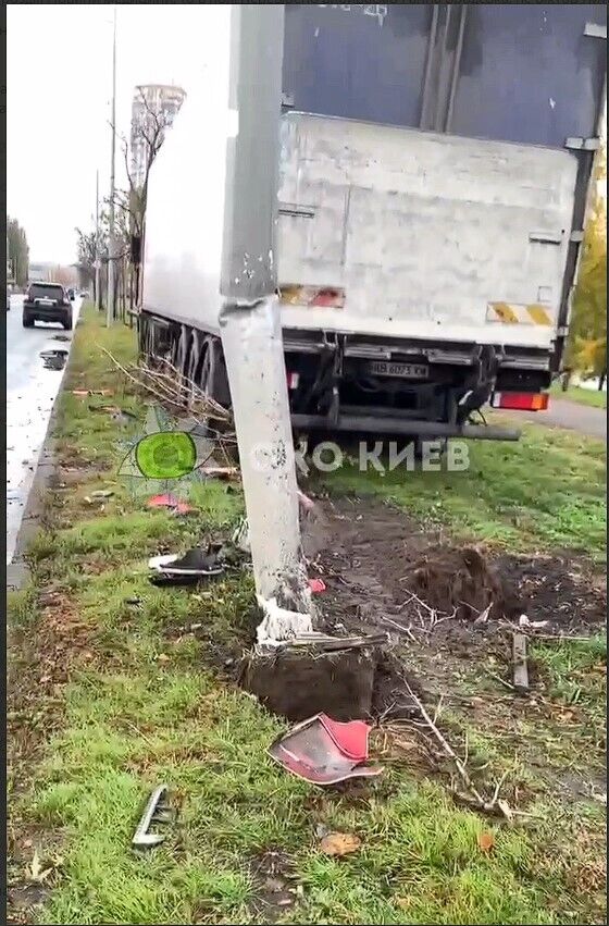 В Киеве грузовик выехал на зеленую зону, сломал несколько деревьев и задел столб. Видео