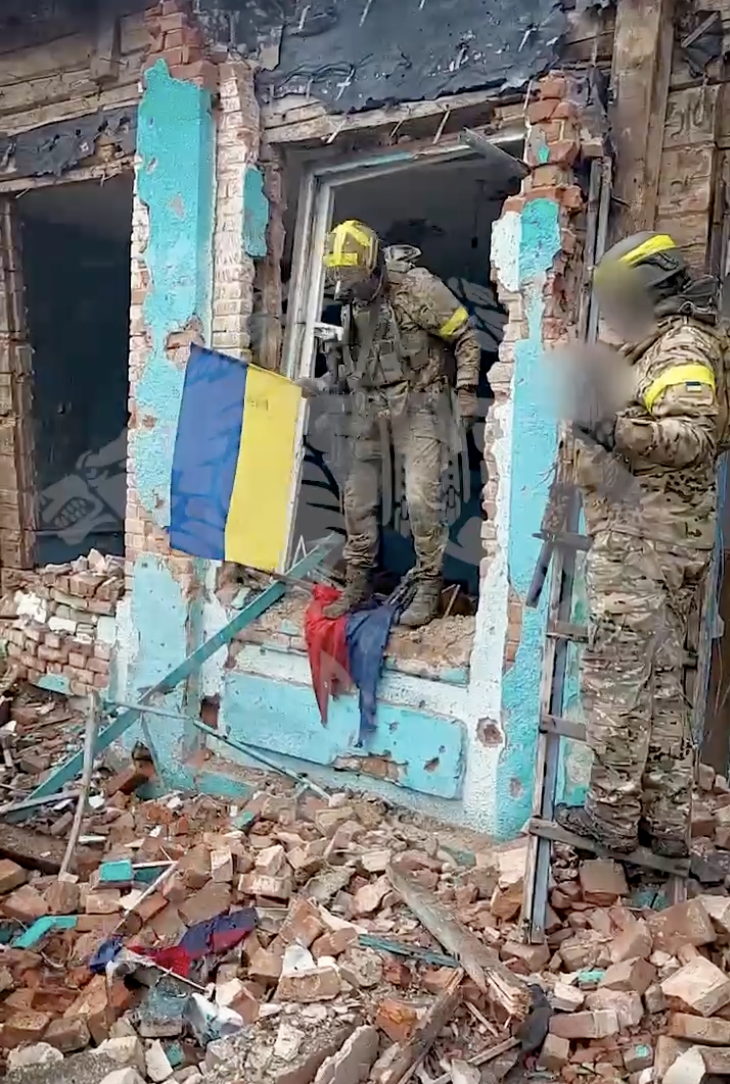 Бойцы ССО подняли флаг Украины в Невском на Луганщине. Видео