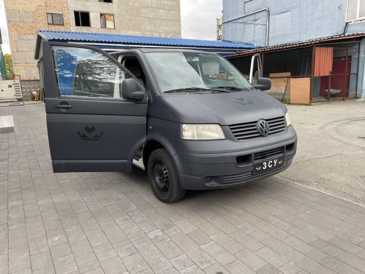 Фонд Favbet Foundation передал военным ВСУ два Volkswagen Transporter T5. Фото