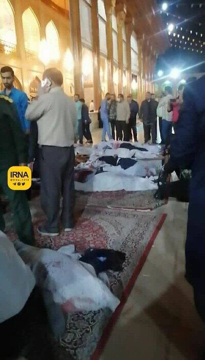 15 погибших и десятки раненых: в Иране расстреляли паломников в мавзолее Шах-Черах