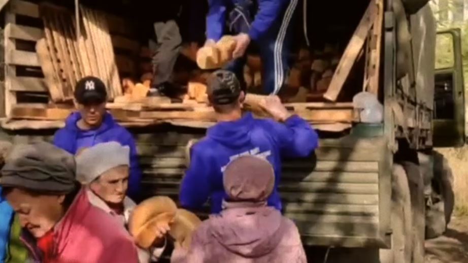 В оккупированном Мариуполе люди вынуждены стоять в огромных очередях за хлебом. Видео