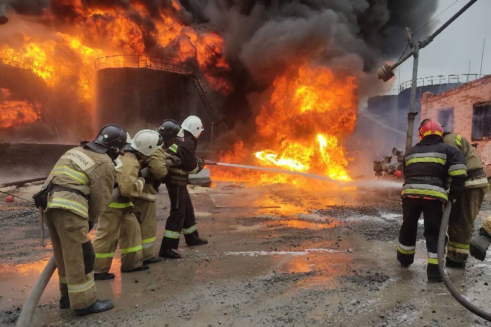 В окупованому Шахтарську знову "бавовна": цього разу горить нафтобаза. Фото і відео