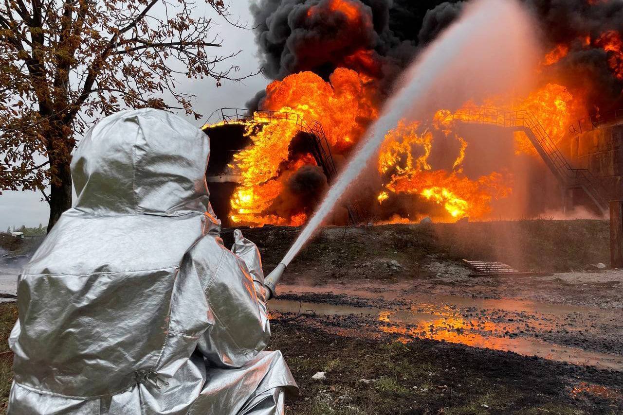 В оккупированном Шахтерске снова "бавовна": на этот раз горит нефтебаза. Фото и видео