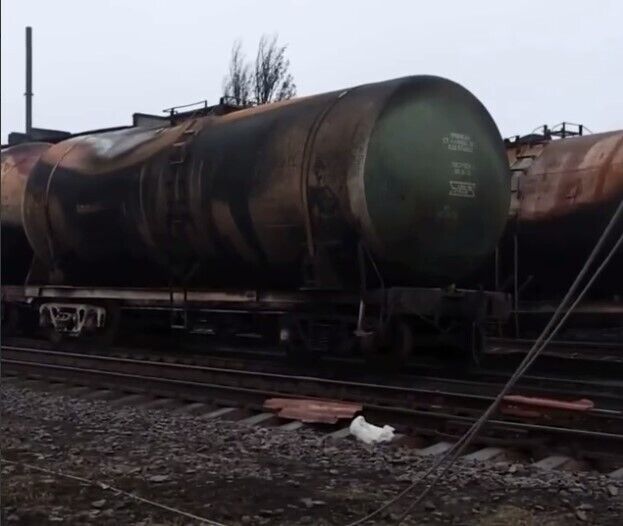 Російські цистерни з паливом знищено: у мережі показали наслідки "бавовни" у Шахтарську. Відео 
