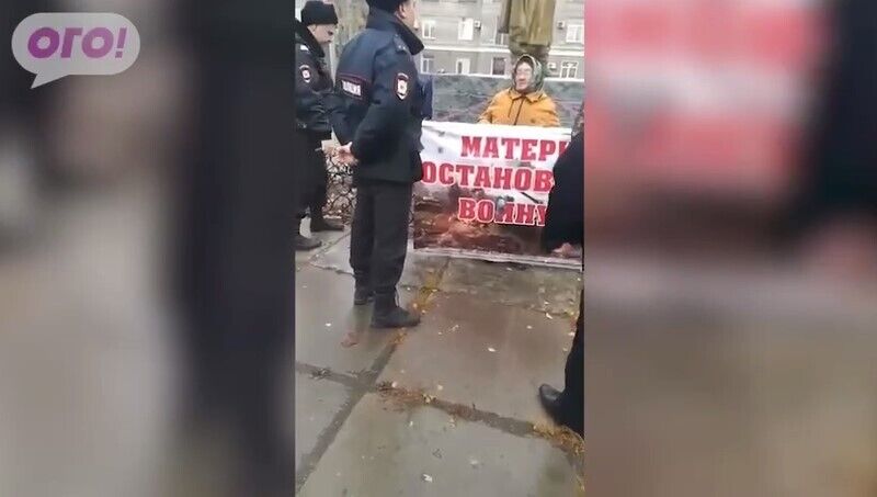 В Омську п’ятеро силовиків накинулися на пенсіонерку, яка вийшла з антивоєнним плакатом. Відео   