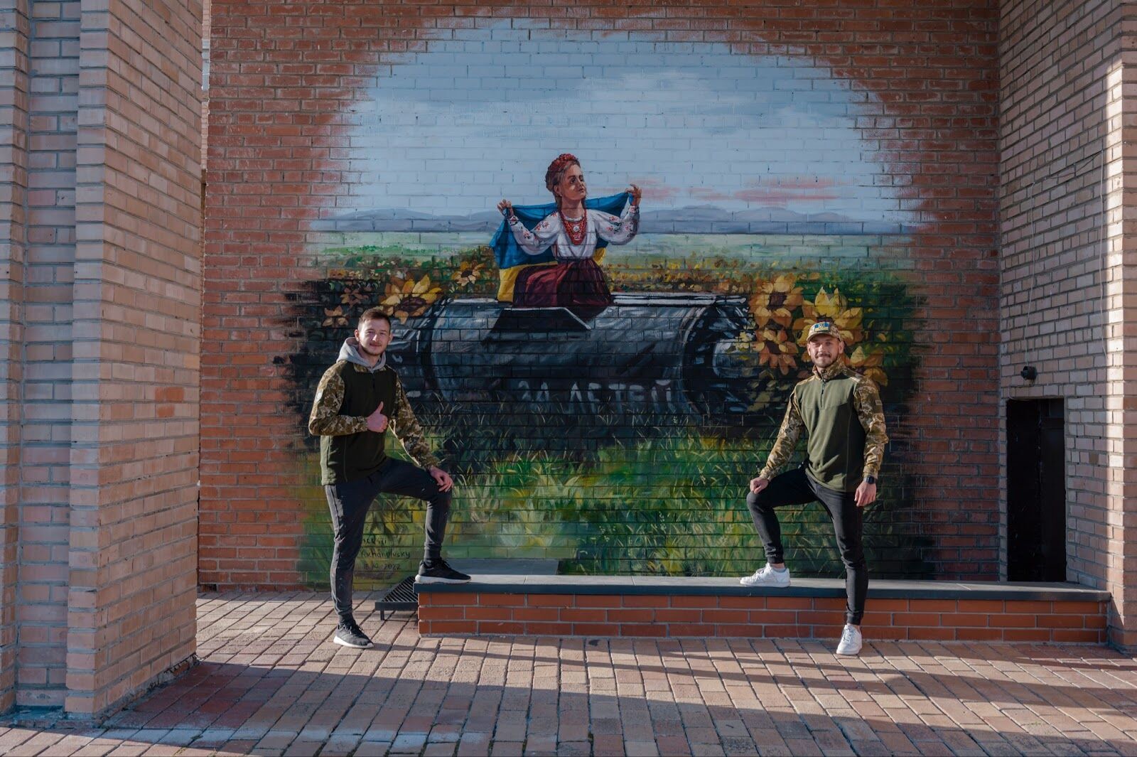 Котики з тризубом, пес Патрон і гуси у вишиванках: "Культурний десант" розмальовує деокуповані міста патріотичними графіті. Фото