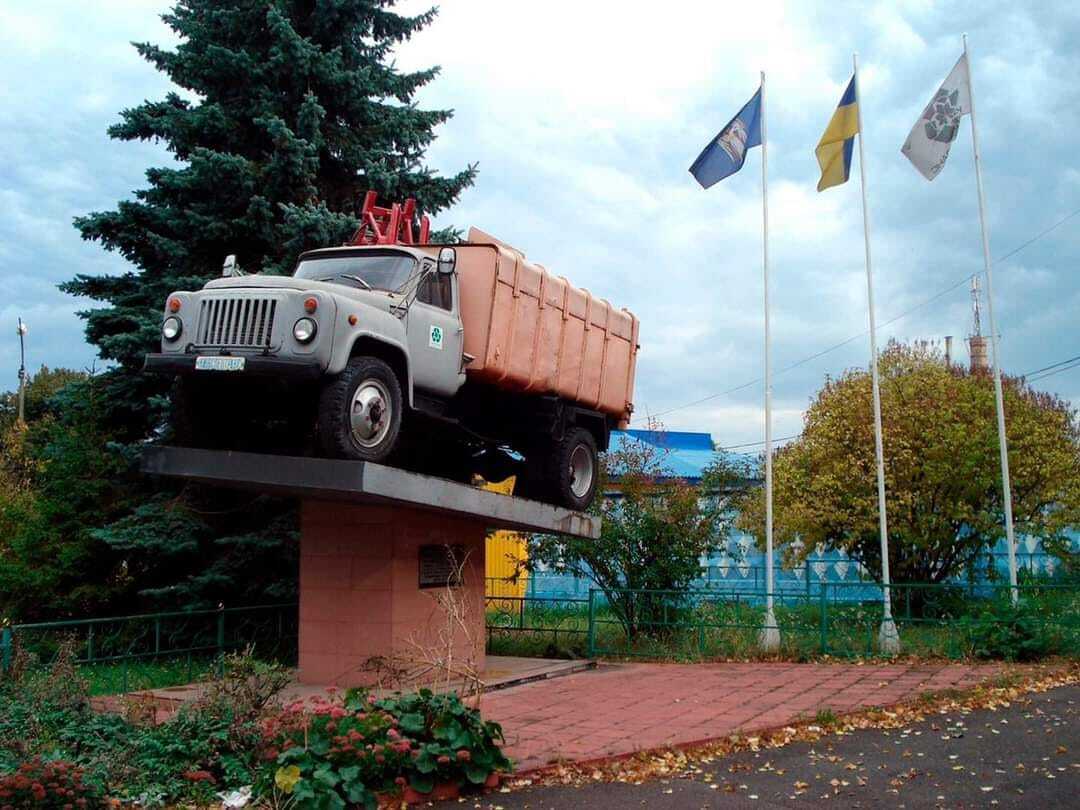 В Киеве установлен единственный в мире памятник мусоровозу. Фото