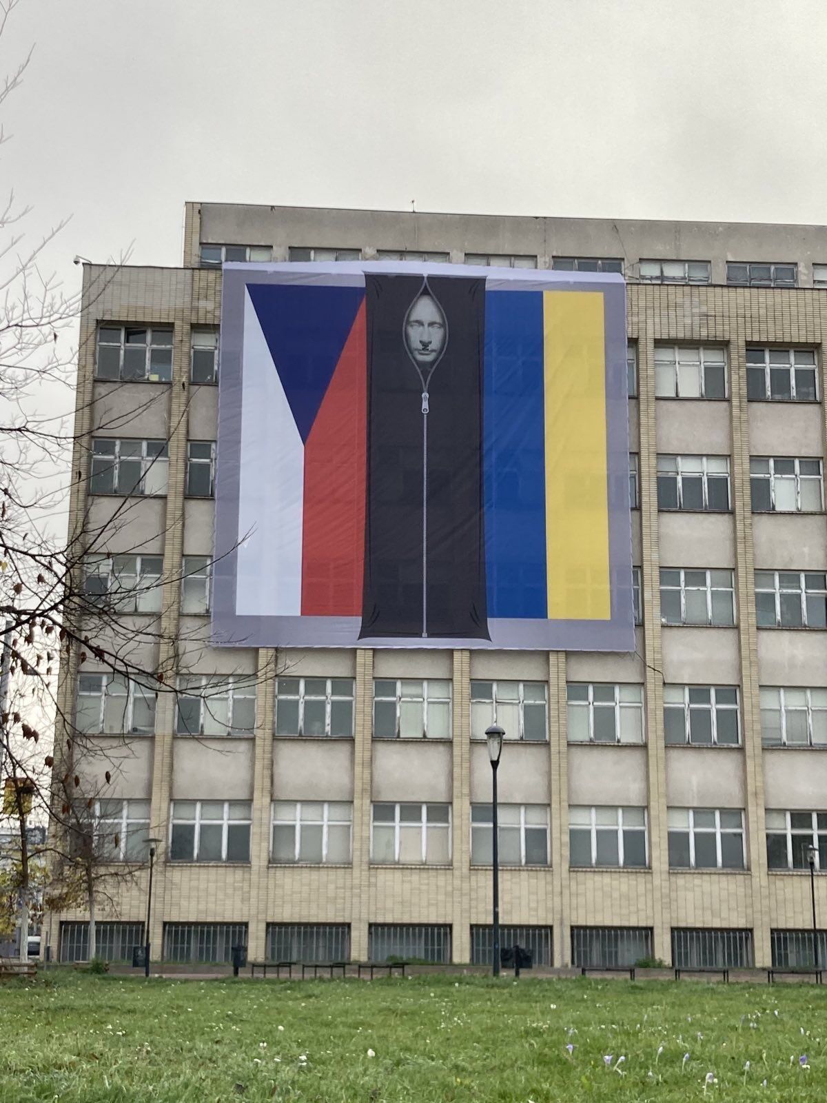 В Праге на здании МВД разместили изображение Путина в мешке для трупов. Фото