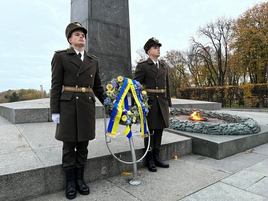 Зеленський ушанував пам'ять воїнів, які віддали життя за звільнення України від нацистів. Фото