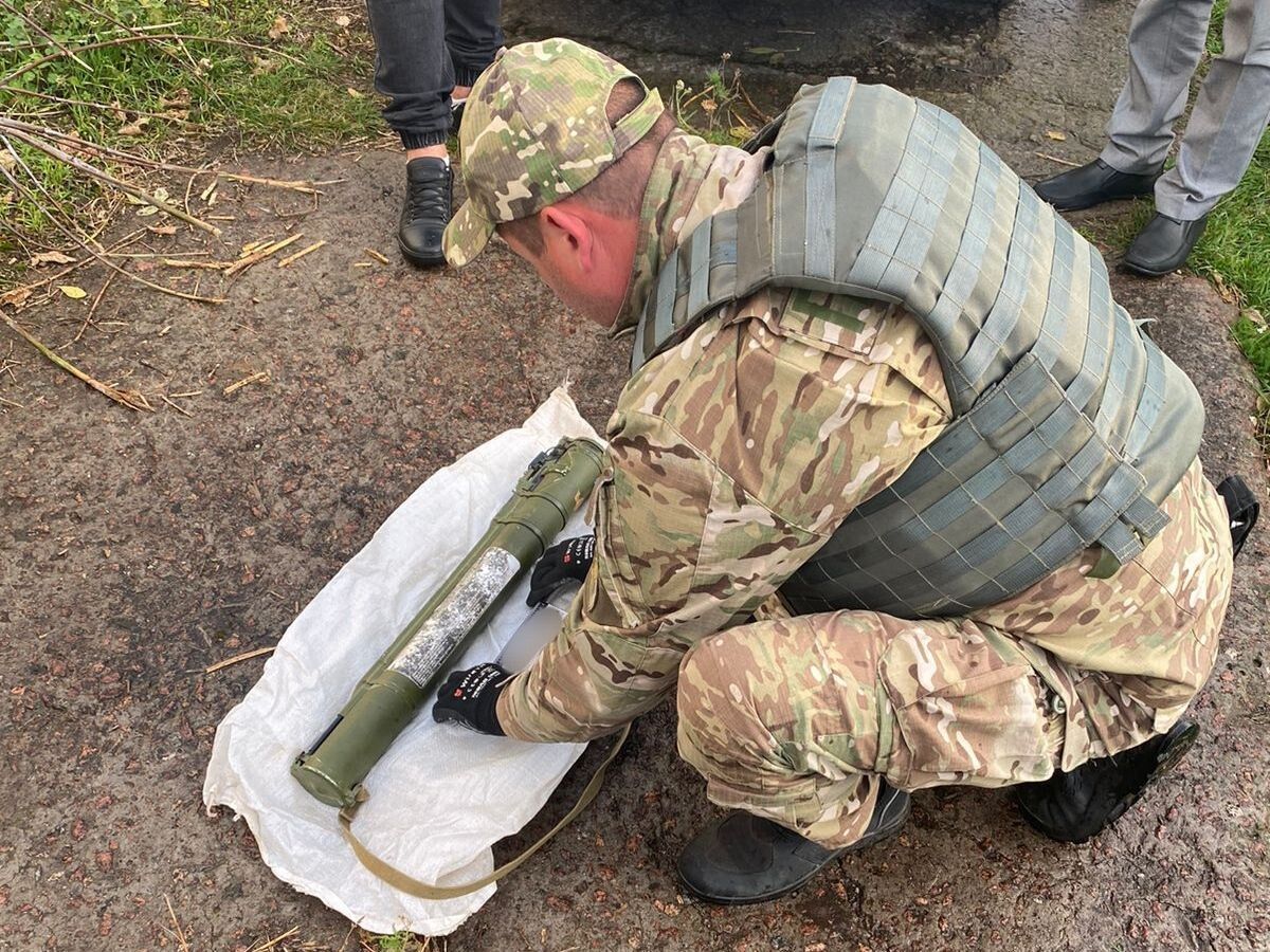 На Київщині чоловік продавав протитанкову гранату та автомат. Фото та відео