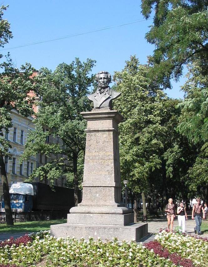 В Харьковской ОВА заявили, что не будут решать судьбу бюста Пушкина в городе