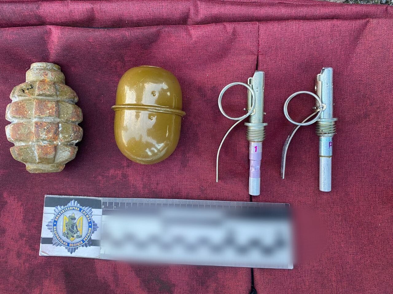 В Киевской области мужчина продавал противотанковую гранату и автомат. Фото и видео