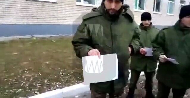 "Заселили в одну казарму, многие кашляют кровью": российские "мобики" пожаловались на плохие условия и лейтенанта, который от них "убегает". Видео