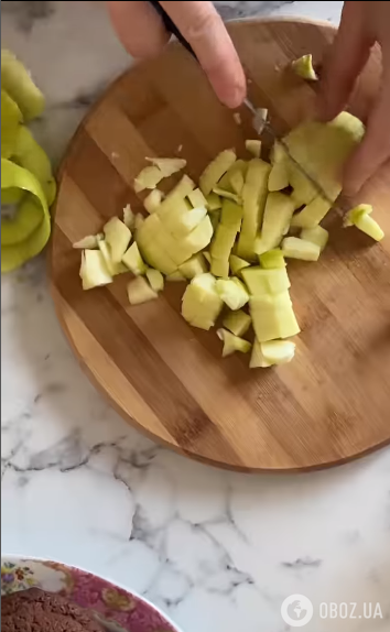 Оладки з яблуками, як пиріжки: залишаються шматочки фруктів 