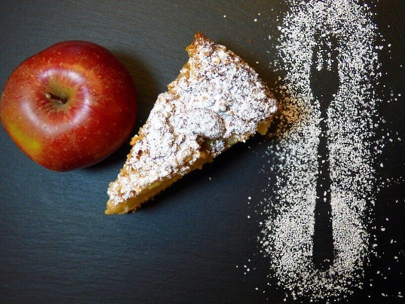 Простий яблучний пиріг в духовці