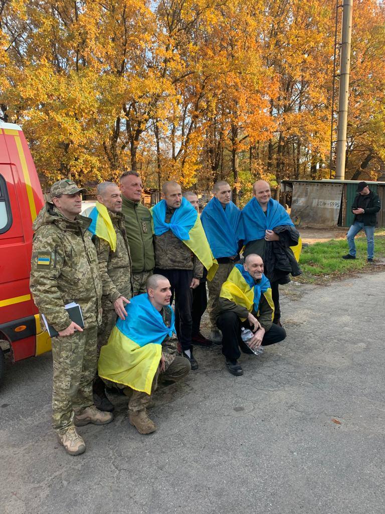 Украине удалось обменять еще 52 пленных: вернулись военные, медики и гражданские. Видео