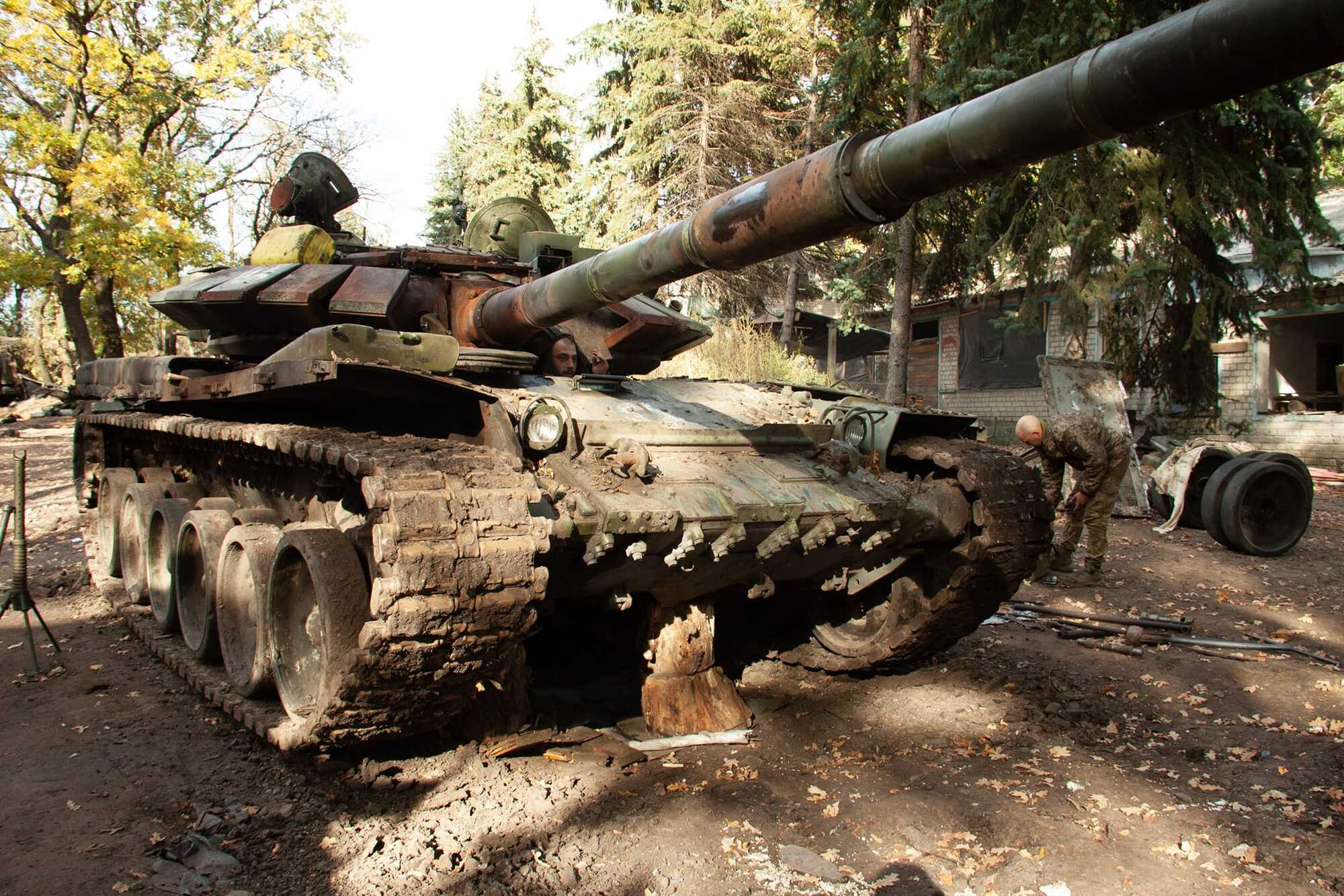 Российский ленд-лиз в действии: украинские воины захватили танк Т-72Б3, который бросили оккупанты. Фото трофея