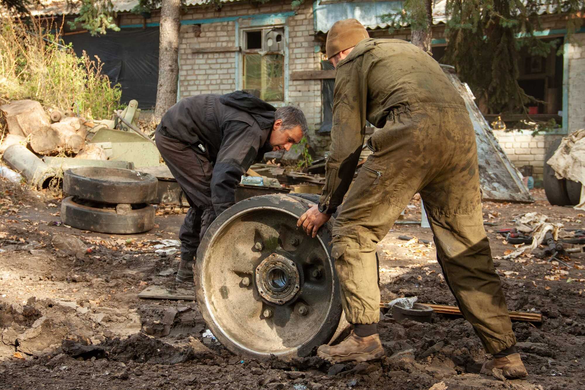 Російський ленд-ліз у дії: українські воїни захопили танк Т-72Б3, який кинули окупанти. Фото трофея