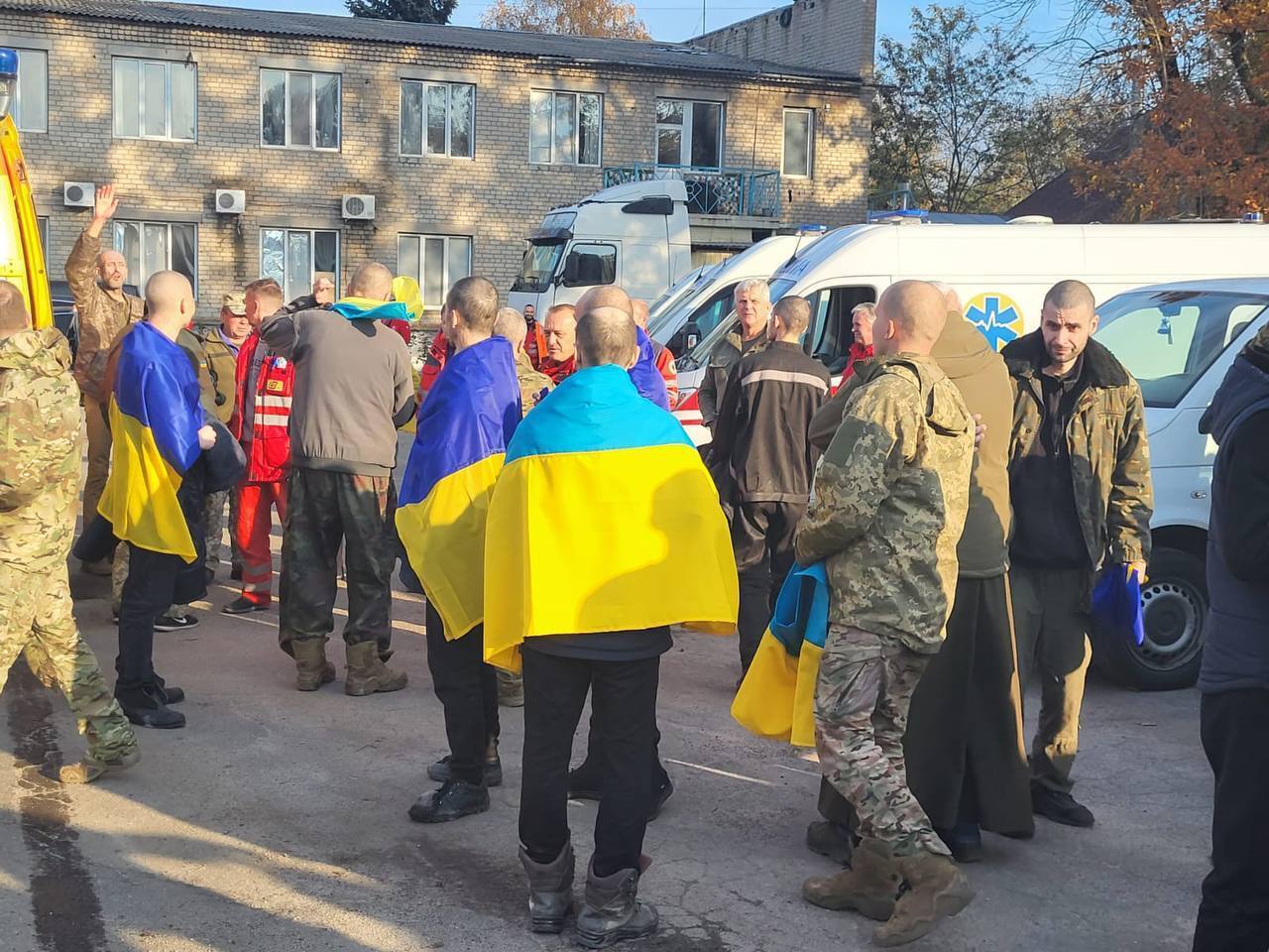 Україні вдалося обміняти ще 52 полонених: повернулися військові, медики та цивільні. Відео