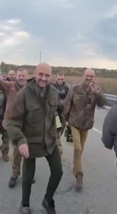 Украине удалось обменять еще 52 пленных: вернулись военные, медики и гражданские. Видео