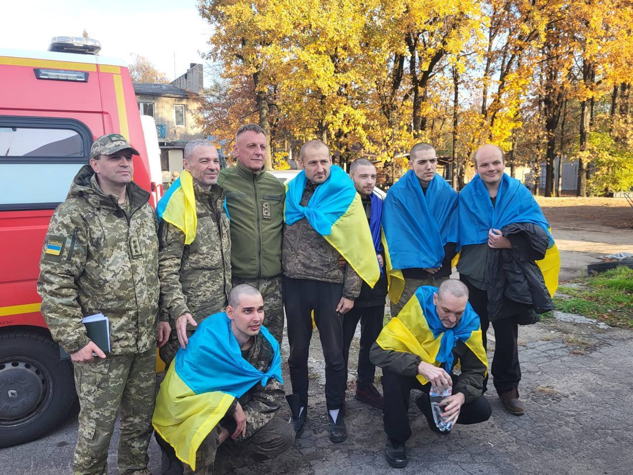 Україні вдалося обміняти ще 52 полонених: повернулися військові, медики та цивільні. Відео