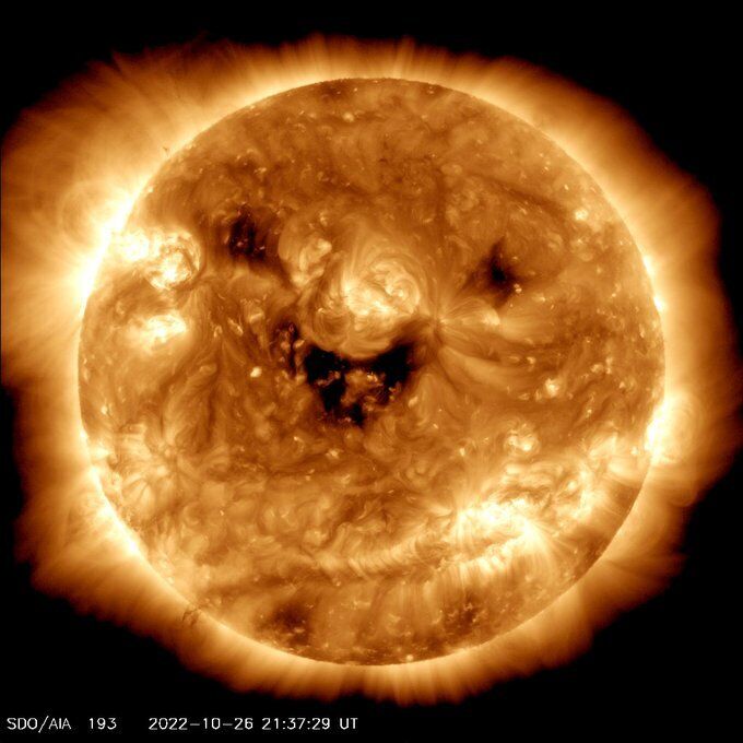 Астрономы NASA сделали уникальное фото "улыбающегося" Солнца и объяснили природу явления. Фото