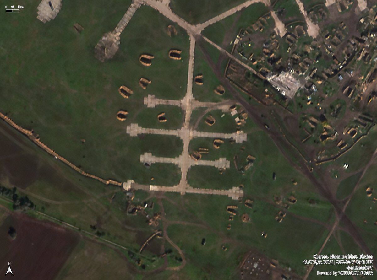 У Чорнобаївці окупанти вивели з аеродрому всю свою військову техніку: супутникові фото 