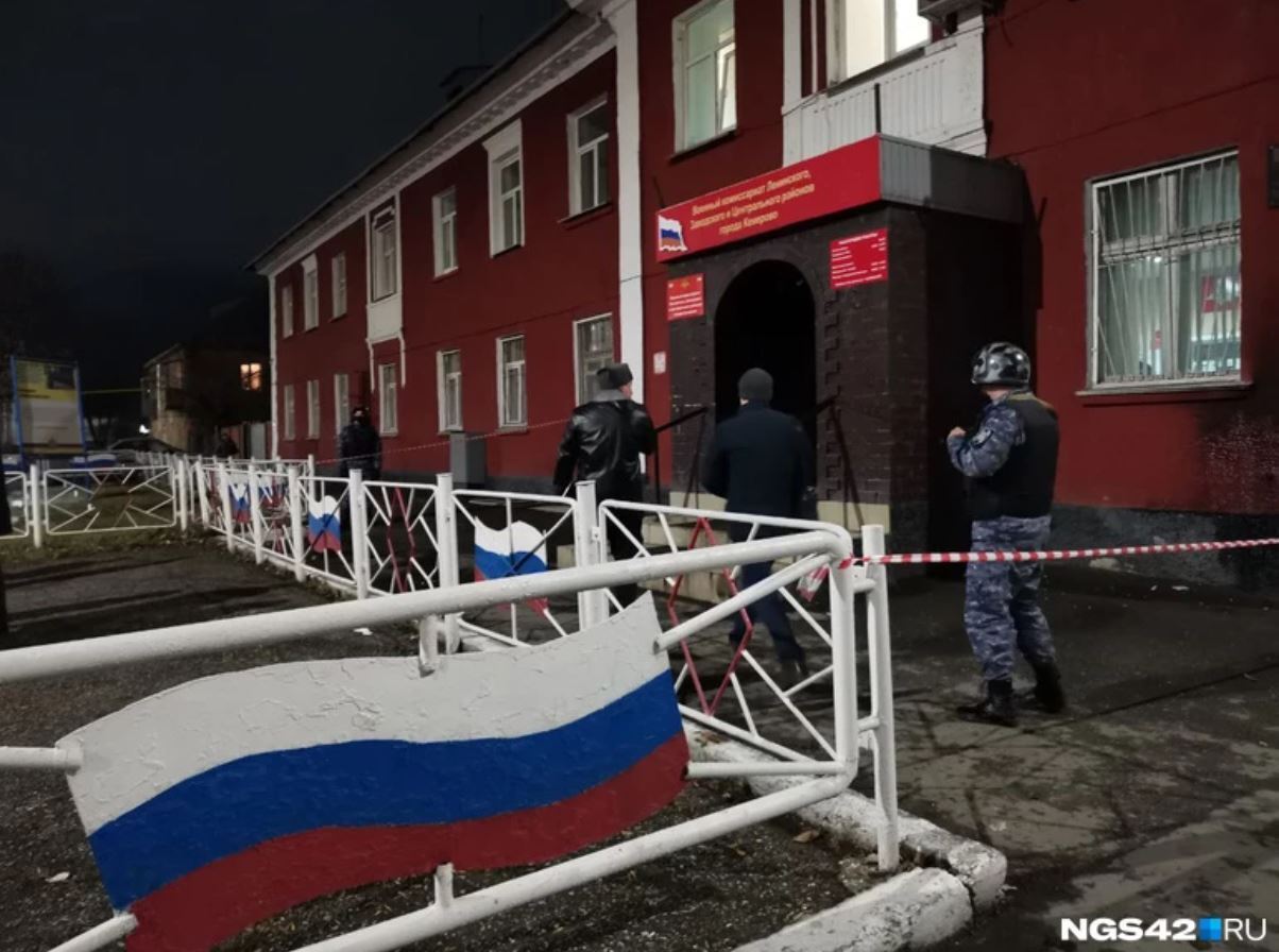 В России женщина бросила в военкомат ''коктейль Молотова'' и устроила пожар. Фото