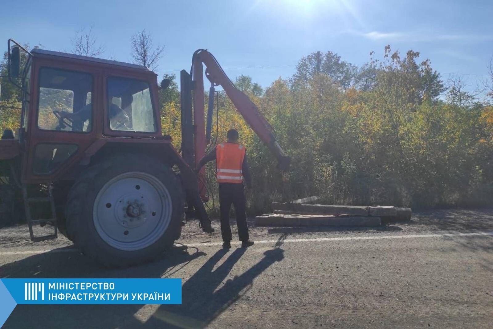 На освобожденной Донбасе, где еще недавно шли бои, начали расчищать дороги. Фото