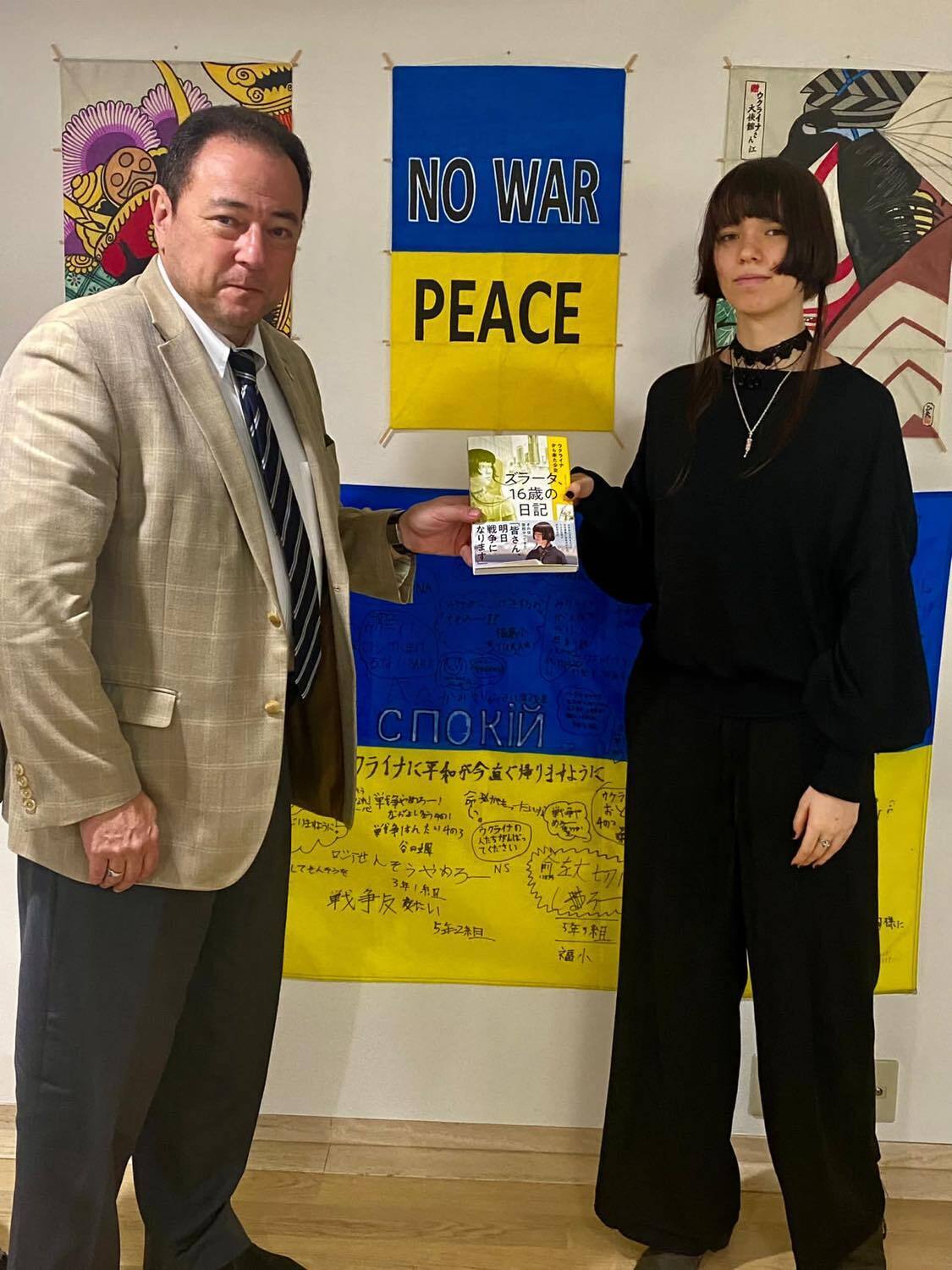 "Дневник 16-летней Златы". В Японии стартовали продажи книги школьницы из Днепра о войне
