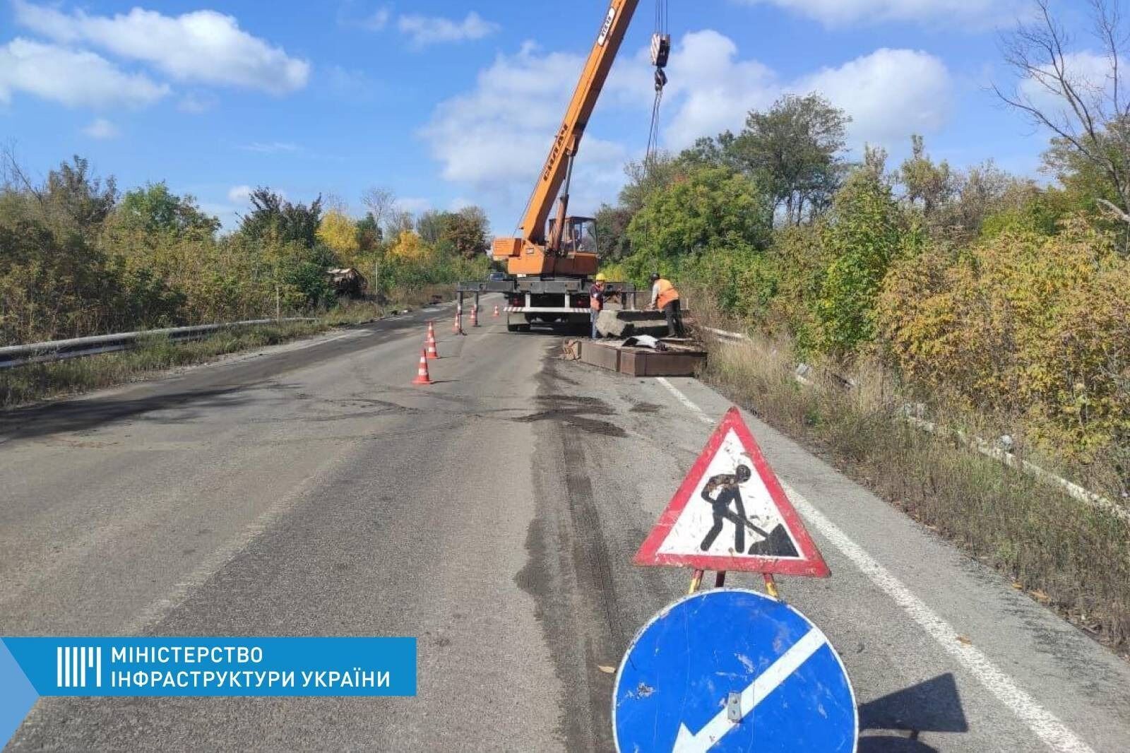 На освобожденной Донбасе, где еще недавно шли бои, начали расчищать дороги. Фото