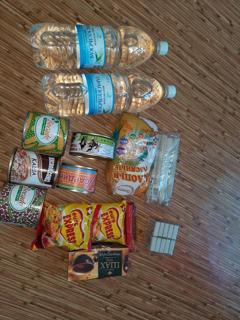 Дві пляшки води і крупа з жуками: у мережі показали продуктовий набір від окупантів для мешканців захоплених територій