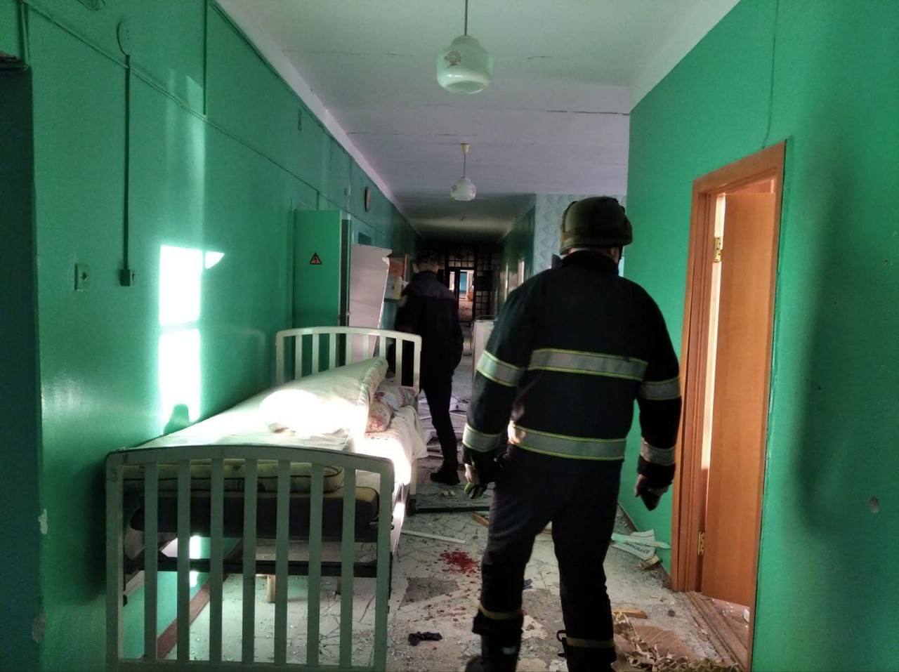 Окупанти обстріляли лікарню в Куп'янському районі: загинув медик, приміщення майже повністю зруйновано. Фото