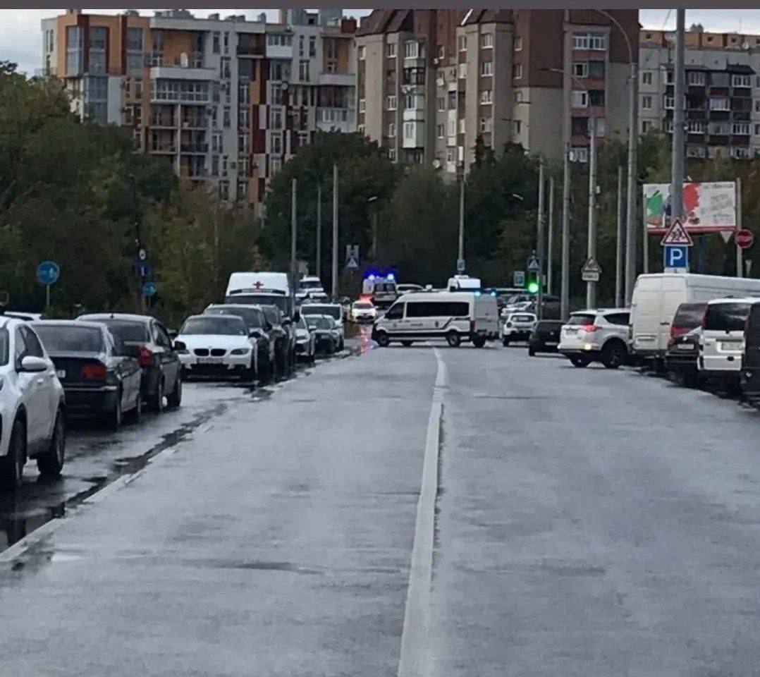 В Черновцах мужчина открыл стрельбу при задержании: погибла полицейская, продолжается спецоперация. Видео