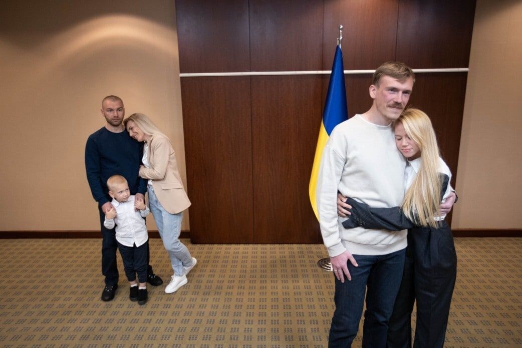 Освобожденные из плена командиры из ''Азовстали'' встретились со своими родными: трогательные фото