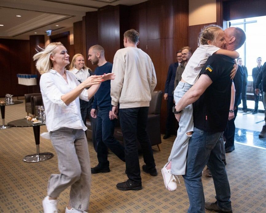 Освобожденные из плена командиры из "Азовстали" встретились со своими родными: трогательные фото