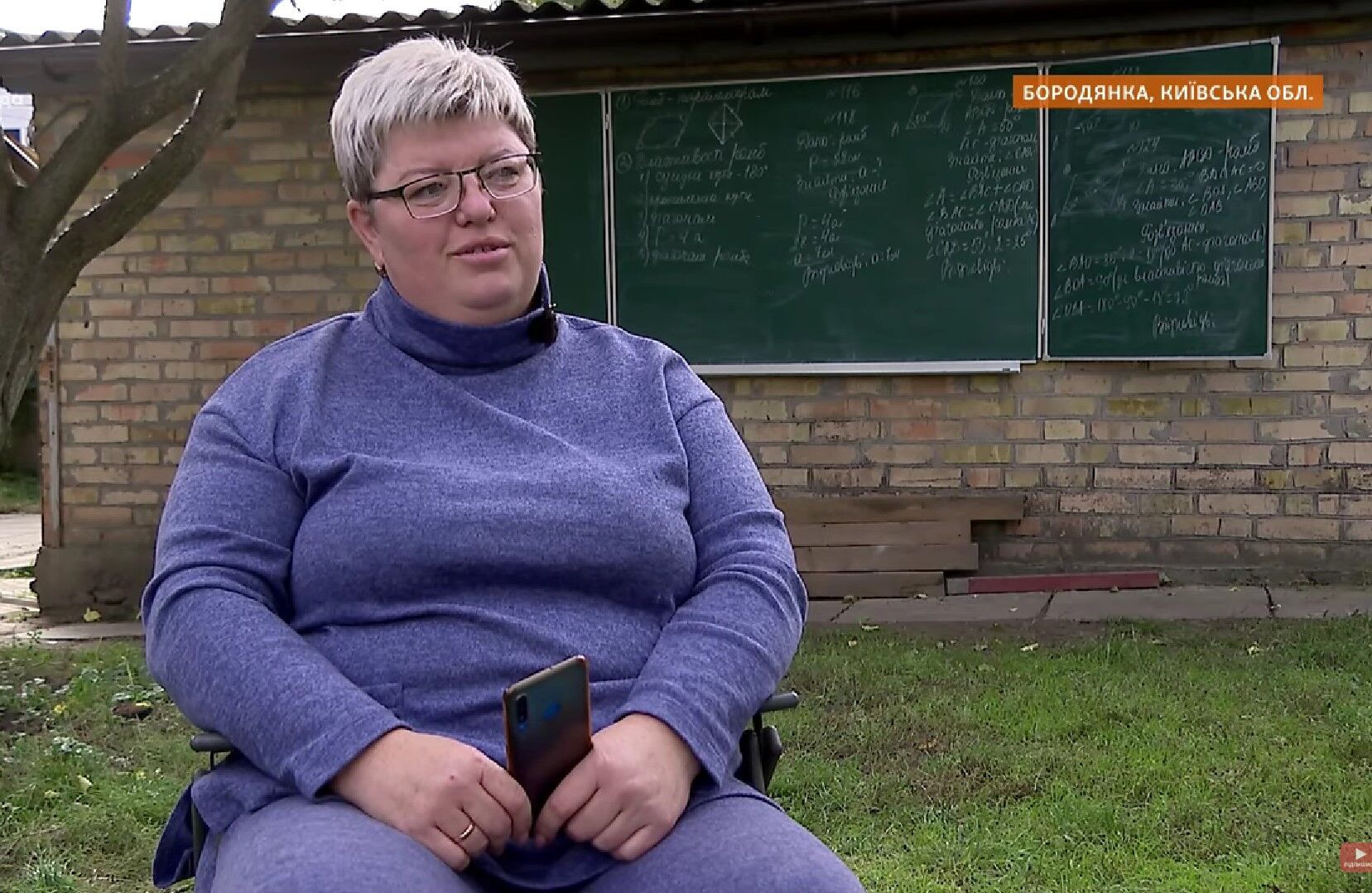 У Бородянці вчителька проводить онлайн-уроки на вулиці у будь-яку погоду: її будинок знищили окупанти. Відео