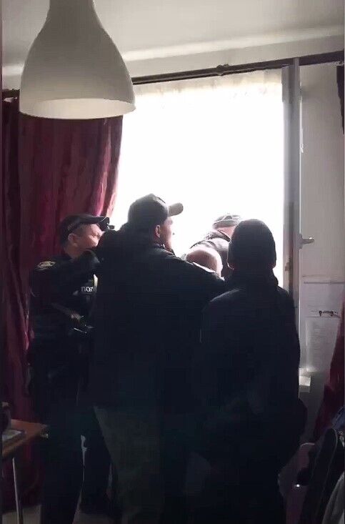 Под Киевом спасли женщину, которая пыталась прыгнуть с последнего этажа дома. Видео