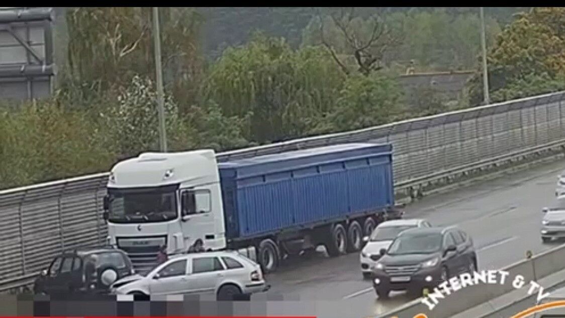 Под Киевом столкнулись две легковушки и грузовик: момент ДТП попал на видео