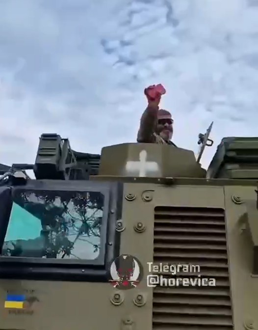 ''Лучшая реклама от ВСУ'': в сети показали, как австралийский Bushmaster тянет трофейный российский БТР-80. Видео