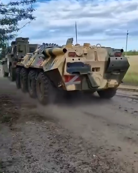 ''Найкраща реклама від ЗСУ'': у мережі показали, як австралійський Bushmaster тягне трофейний російський БТР-80. Відео 