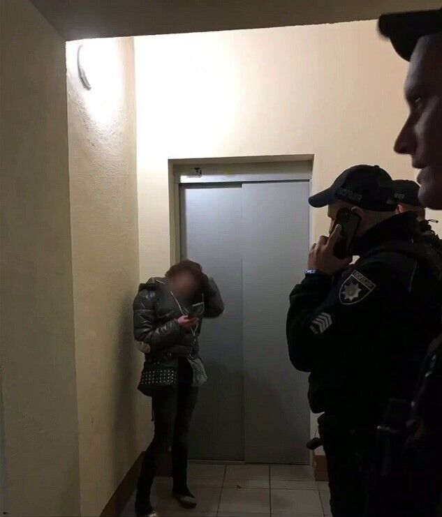 Под Киевом спасли женщину, которая пыталась прыгнуть с последнего этажа дома. Видео