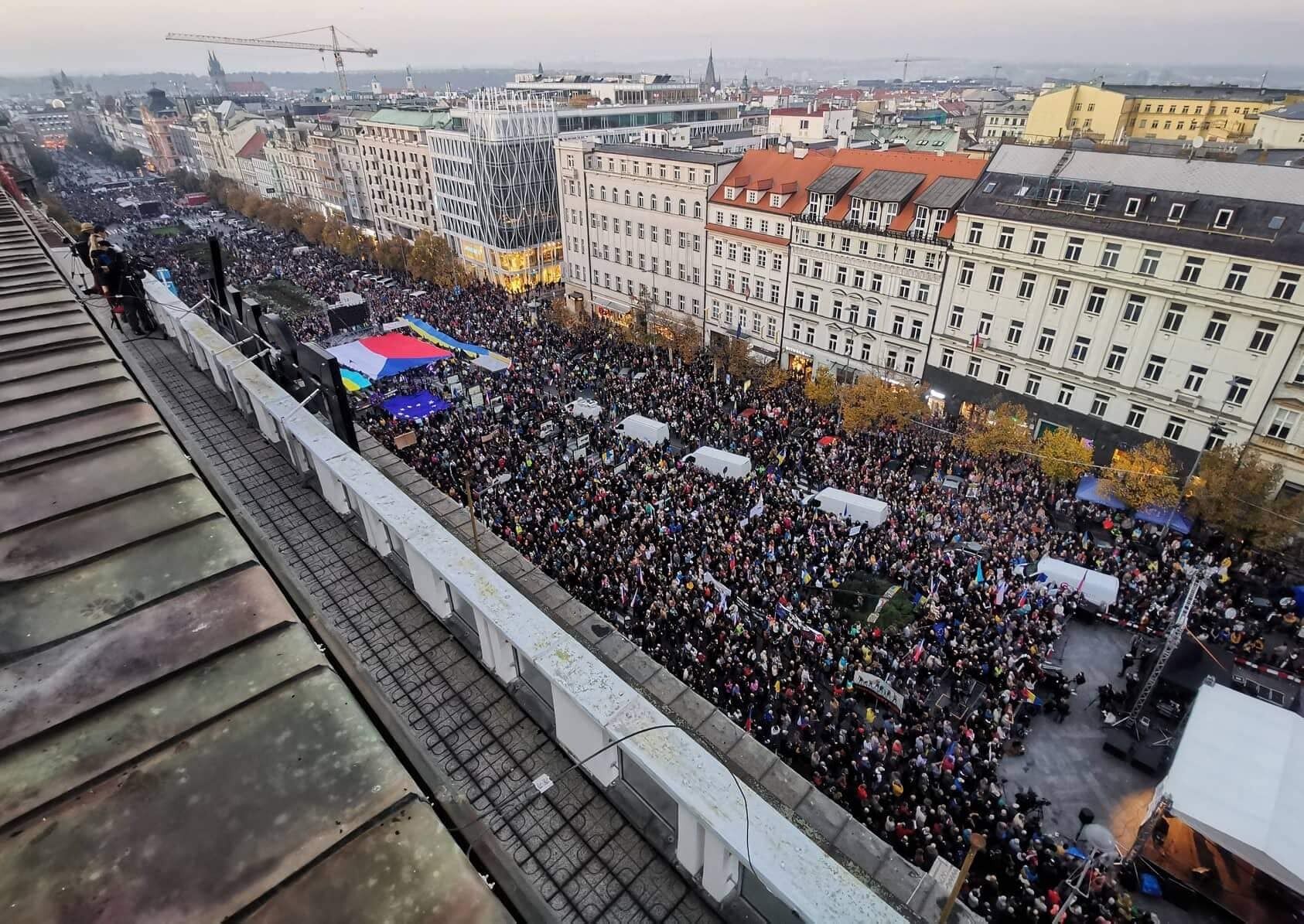 В Чехии прошел масштабный митинг в поддержку Украины: собрались десятки тысяч человек. Фото