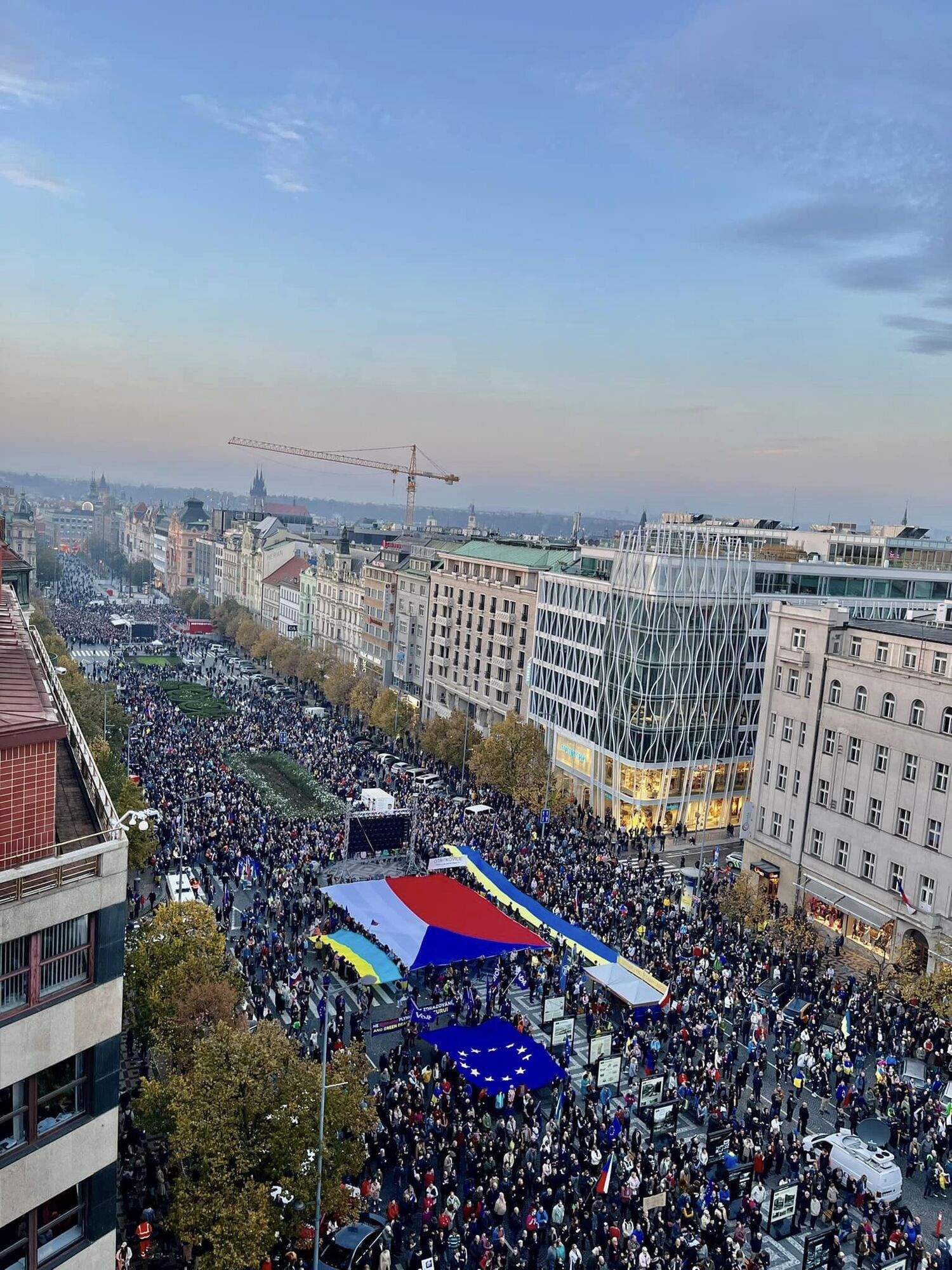 В Чехии прошел масштабный митинг в поддержку Украины: собрались десятки тысяч человек. Фото