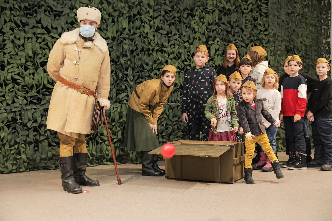 Замість цукерок – пілотка і камуфляжний мішок: у РФ дітям вирішили влаштувати "воєнне" святкування Нового року
