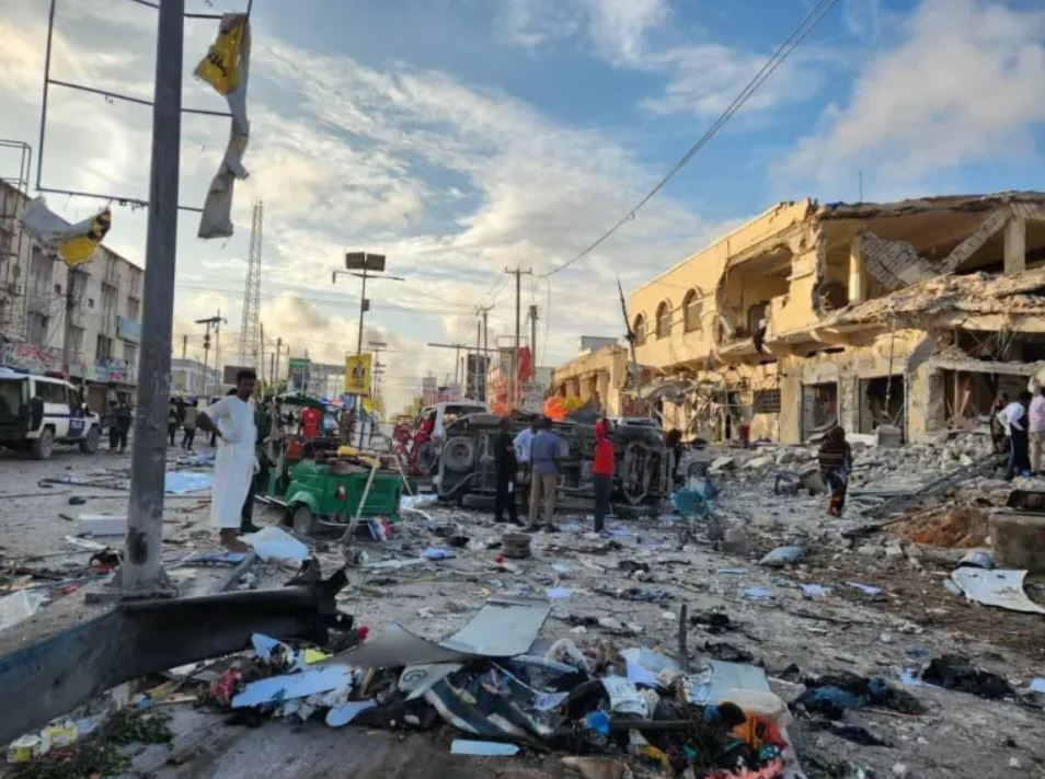 В Сомали взорвались два заминированных автомобиля: в результате теракта 100 человек погибли, 300 ранены